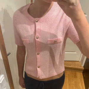Gina Young tröja  - Snygg rosa stickad tröja från Gina Young med knappar 😇 Fint skick men lite skav på tröjan vid en av knapparna 🥰