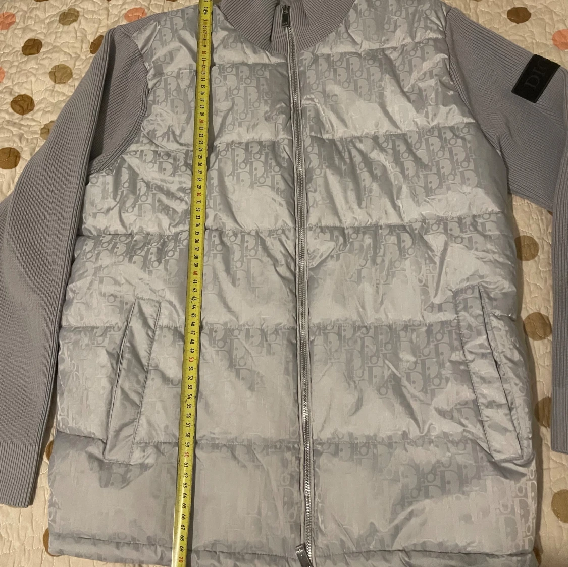 Grå dunväst från Dior med monogram