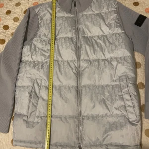 Grå dunväst från Dior med monogram - Asskön Dior cardigan jacka helt ny, 3XL (kinesisk storlek) men L-XL (EU storlek), tags 🏷️inkluderas 