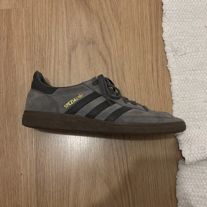 Adidas Spezial grå sneakers mocka - Säljer ett par Adidas Spezial sneakers i grå mocka. Storlek 44. Jag har använt skorna typ 3 gånger då dom slutade passa mig.