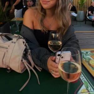 Trendig Quiltad grön jacka - Så snygg och trendig quiltad jacka i mörkgrönt/grå från Mango med loose passform. Jackan har långa ärmar med resår vid handlederna, knappar framtill och dragsko i midjan. Har inte användat