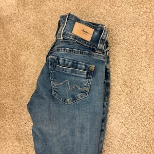 Blå raka jeans från Pepe Jeans - Snygga blå jeans från Pepe Jeans med raka ben. Strl 25x34, väldigt stretchiga så passar XS/ S. Är 167🫶🏻