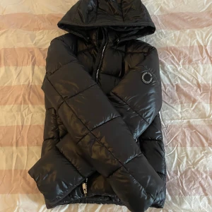 glansig svart jacka från ONLY - jackan är i nytt skick och har inga hål eller fläckar.Köpte den för 600 kr så att 350 är ett väldigt bra pris.storleken är 164-14år men på ett enklare sätt skulle jag säga att storleken är XS-S eftersom den passar mig som är över 168 cm💕.