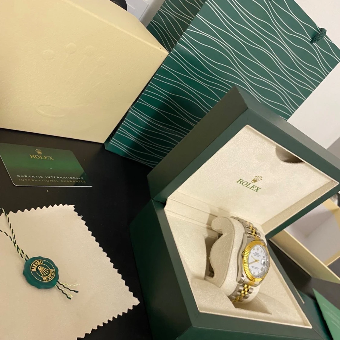 Stil ren klocka med silver och guld färg  - 2