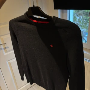 merinoullströja från Morris XS - Mörkblå stickad tröja från Morris i 100% merinoull. Krympt lite i tvätten kom DM för bild när den sitter på/Köptes för 2100kr på season Jönköping mitt pris 359 prutat och klart inte använd mycket allt bara krympt i tvätt!