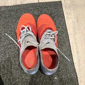 Fotbollsskor  - Jag säljer ett par Nike phamton 6 elit i storlek 40. Dessa är köpta från unisport. Dem är använda ett par gånger men fungerar som ett par helt nya. Man får även påsen till.