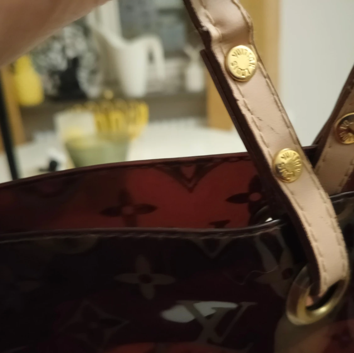 Brun genomskinlig väska. - 3