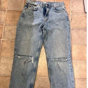 Gina Tricot Jeans /Toppskick 👖 - Gina Tricot Jeans – Toppskick 👖 Stilrena jeans från Gina Tricot, 100% bekväma och i perfekt skick! Passar både vardag och lite finare tillfällen.