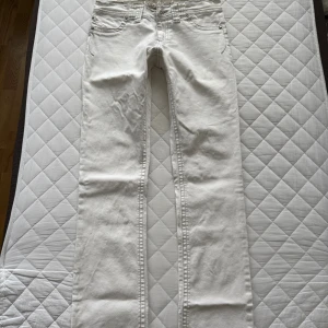 Vita skinny jeans  - Snygga vita skinny jeans från Next i storlek 38. Byxorna har klassisk femficksdesign, smal passform och är tillverkade i bomull med lite stretch för extra komfort. Perfekta att styla med en oversized hoodie eller en cool t-shirt.