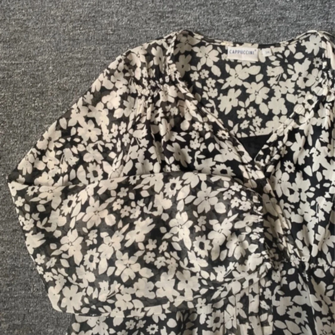Blommig svartvit blus från Cappuccini - 2