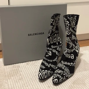 Balenciaga klackskor - Säljer ett par svarta Balenciaga klackskor, som nya! Storlek 38.5 men jag som har storlek 39/40 får på mig dessa. Kommer med orginalkartong, dustbag samt extra klackpluppar.