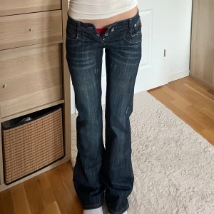 Mörkblå vintage lågmidjade jeans  - Jätte coola mörkblå lågmidjade utsvängda jeans som är helt oanvända, strl mellan S/XS // midja 36cm tvärsöver, innerbenslängd 86cm 
