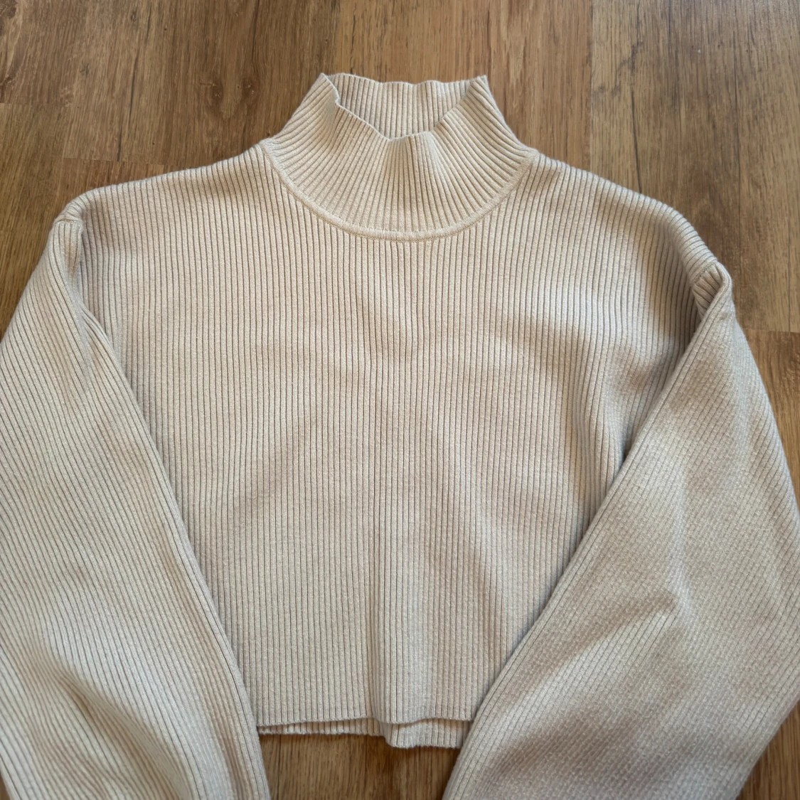 Fin Beige croppad polotröja Gina Tricot - 4