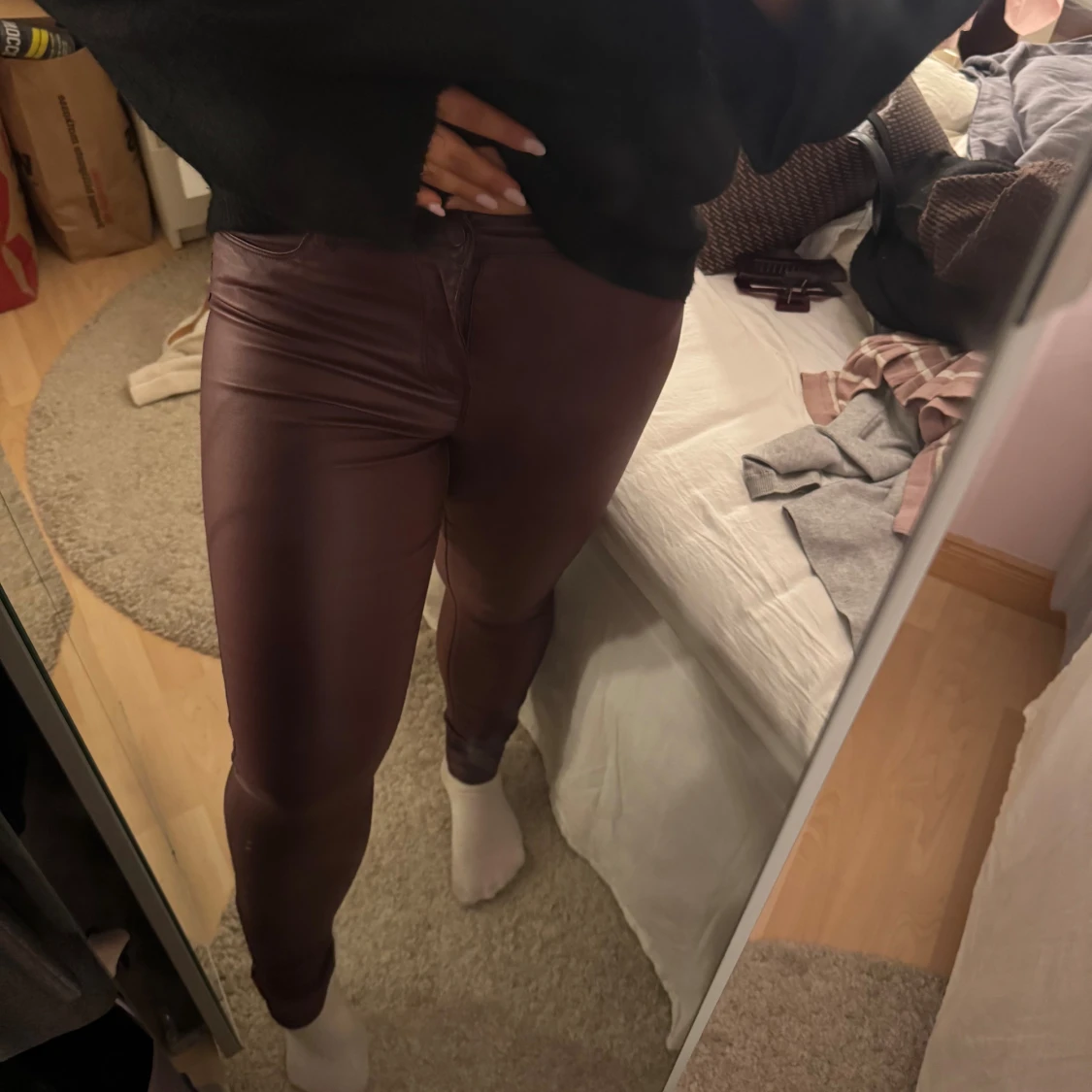 Vinröda skinnbyxor från Vero Moda