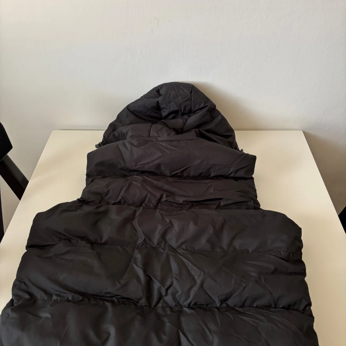 Svart dunväst med huva - 1