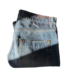 DONDUP SAM - Snygga blå DONDUP SAM jeans med slim fit och klassisk femficksdesign. Jeansen har ljus tvätt, kontrastsömmar och metallmärke på fickan. Passformen är smal och materialet är mjukt jeans med stretch för extra komfort.