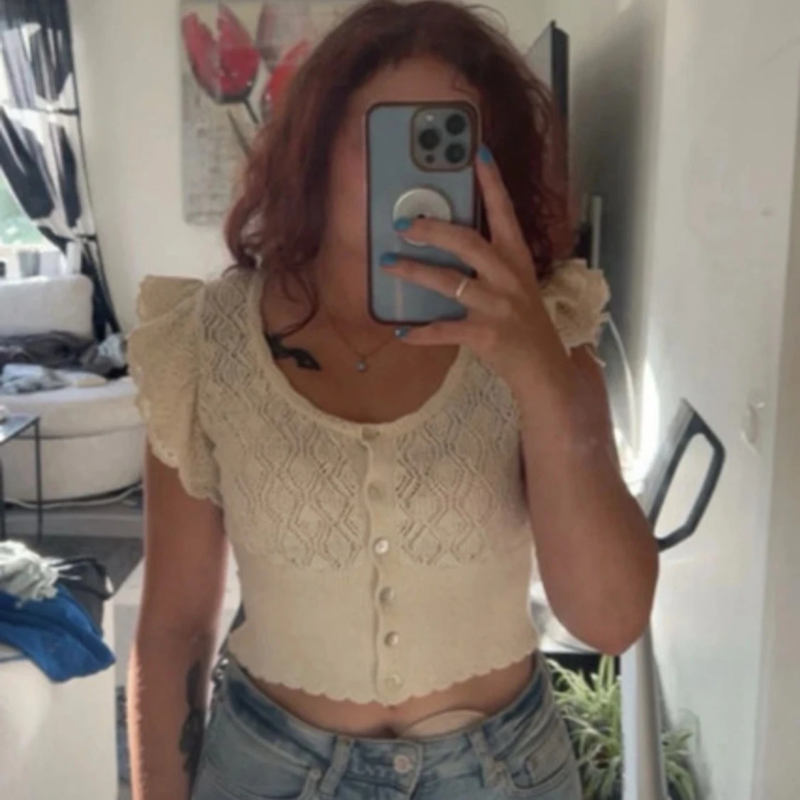 Beige stickad croppad blus med volang