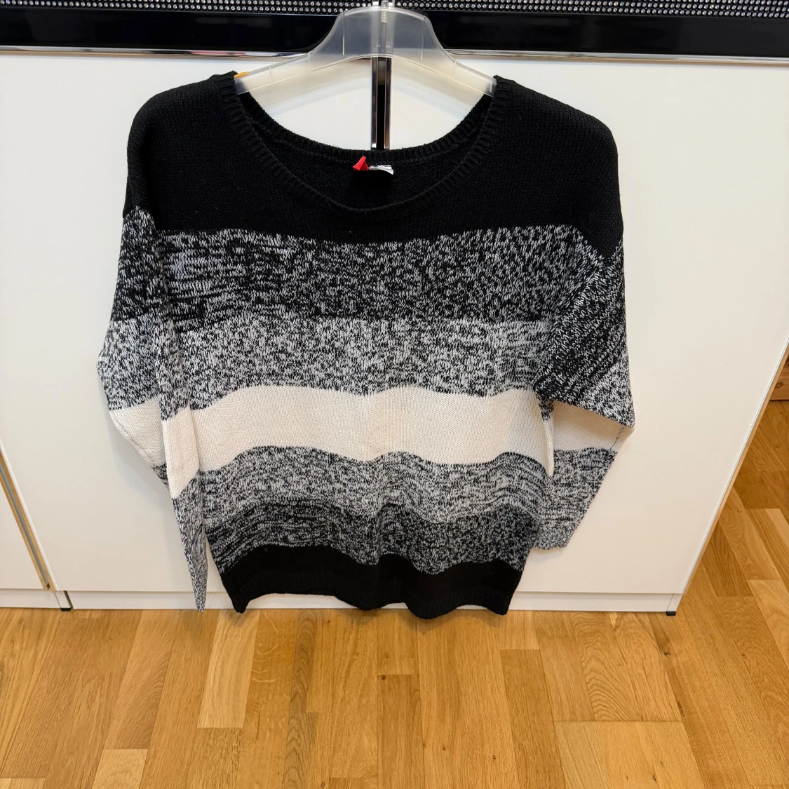 Svart och vit randig stickad tröja