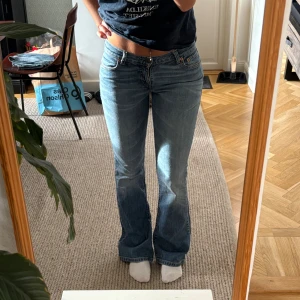 Levi's 529 bootcut jeans blå W27 L32 - Säljer ett par klassiska Levi's 529 jeans i blå tvätt med bootcut passform. Modellen har normal midja, fem fickor och snygga detaljer med Levi's patch bak. Jeansen är gjorda i slitstarkt denim och har en tidlös look som funkar till allt.