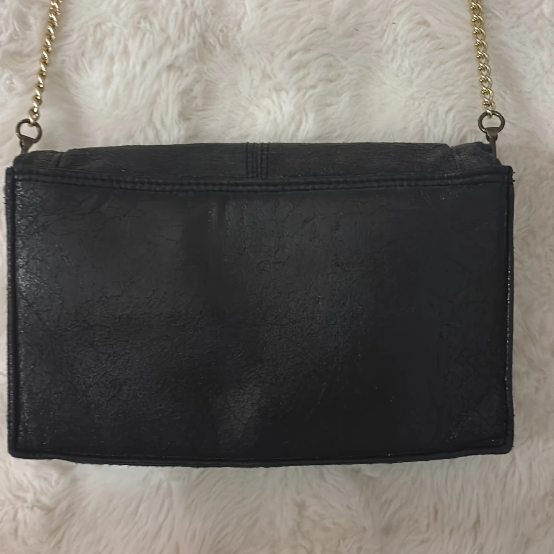 Svart axelväska med guldkedja - 2