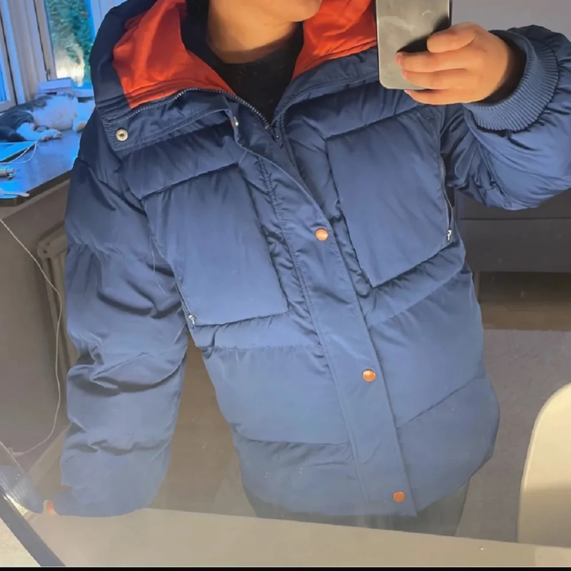 Blå pufferjacka med orange foder