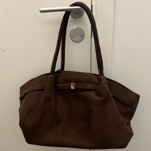 Brun väska  - Säljer denna bruna populära väskan i mjukt velour material, aldrig använd! Perfekt nu till hösten ❣️❣️ ge prisförslag! 