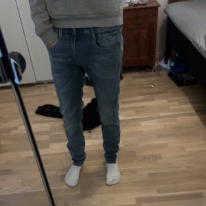 Replay Anbass ljusblå jeans - Säljer ett par Replay Anbass i en sjukt fet tvätt🔥. Skicket på dom är väldigt bra och nästan oanvända. De är 28 i midjan och 32 i längd