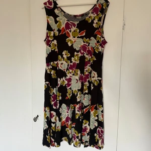 Blommig klänning - Klänning från indiska storlek xl