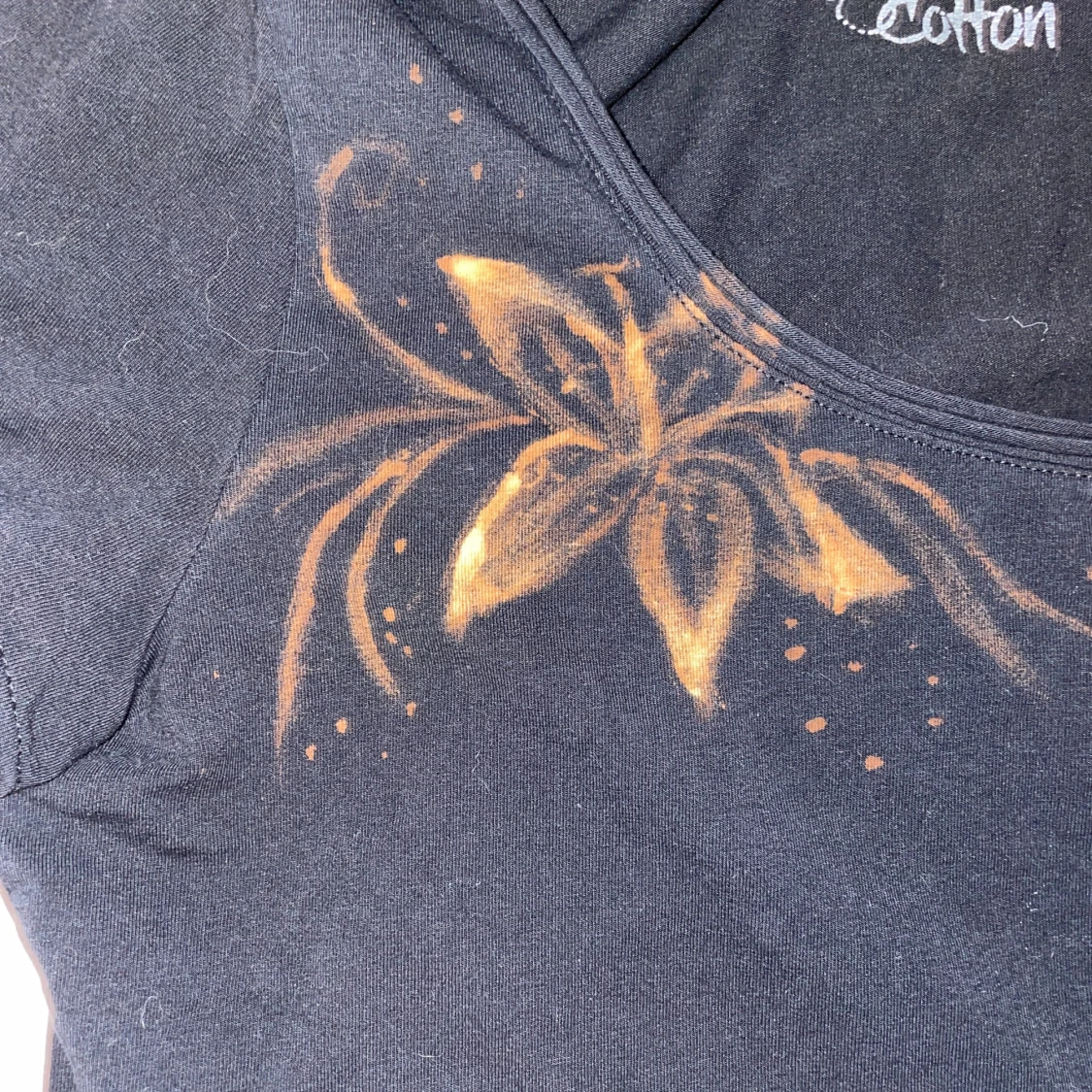 Svart blommig t-shirt  - 4