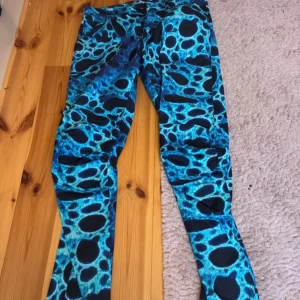 G-Star RAW 5622 blåmönstrade byxor - Unika G-Star RAW 5622 3D Tapered byxor med blått och svart abstrakt mönster. Byxorna har tapered passform och är tillverkade i bomull. Perfekta för dig som vill sticka ut med en cool och färgstark stil. Byxorna är limited edition ifrån samarbetet mellan Pharrell Williams och G-star RAW. Använda endast en gång