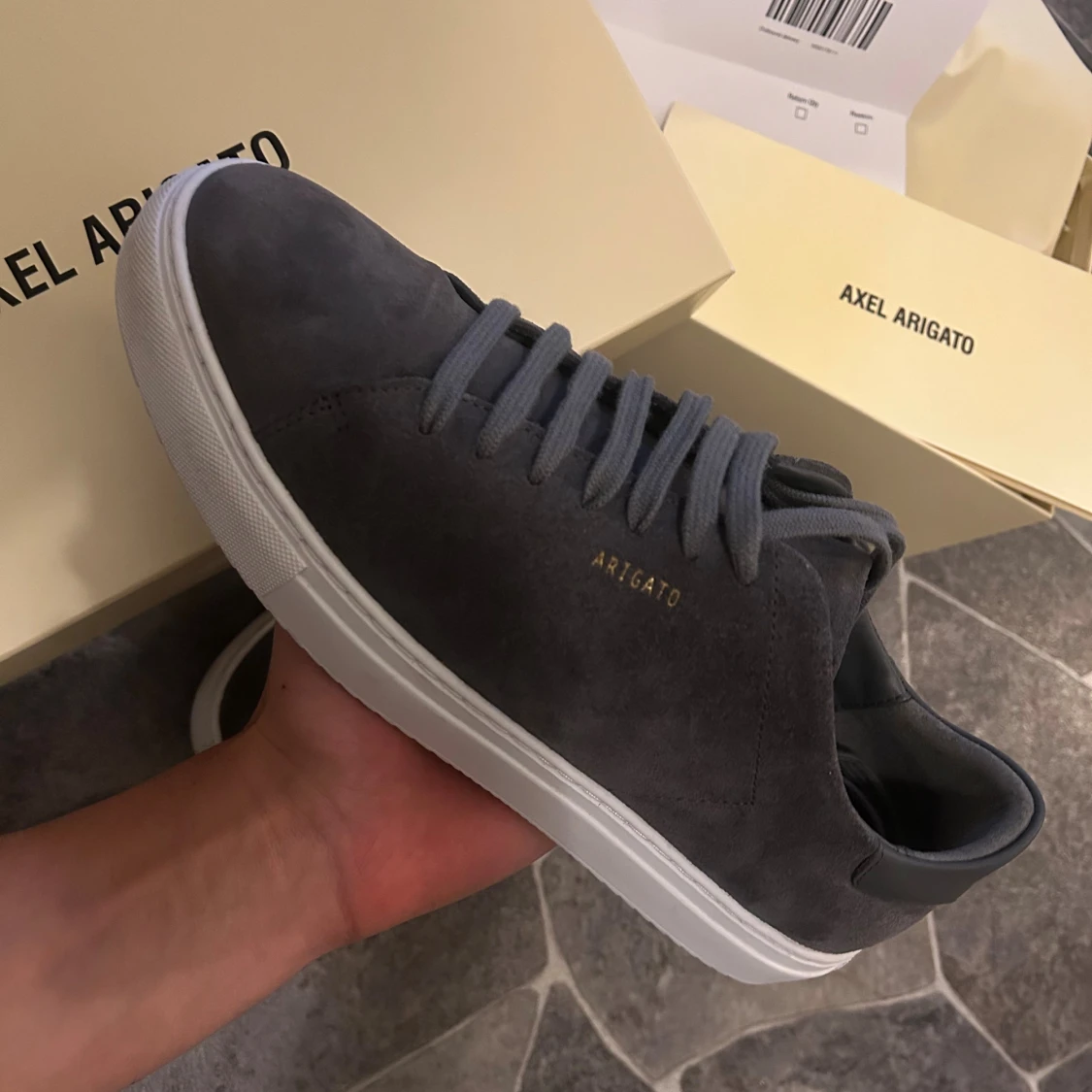 Grå mockasneakers från Axel Arigato - 1