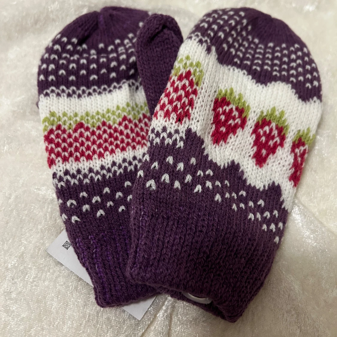 Två par stickade vantar med mönster