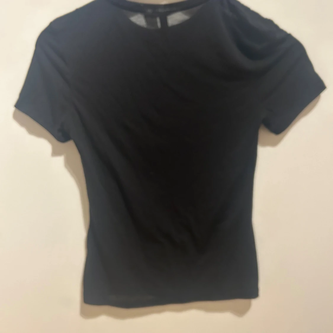 Svart basic t-shirt  - 2