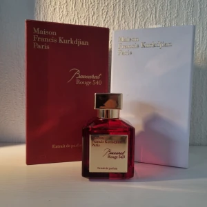 Baccarat rouge 540 - Hej! Säljer nu en parfym som min syster lämnat när hon flyttat hemifrån. Det är en unisex doft men jag tycker den är lite för feminin för mig. Priset är inte hugget i sten och känn er fria att lägga prisförslag:) Jag säljer den så billigt då atomizern är sönder...