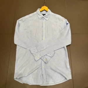 Skjorta - Ljusblå skjorta ifrån Galeries Lafayette i mycket bra skick! 