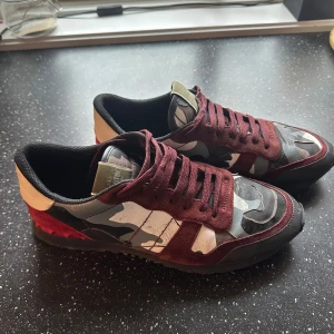 Valentino Rockrunner sneakers i vinrött - Säljer ett par Valentino Rockrunner sneakers med vinröda mockadetaljer. Storlek 45 men passar mindre med. Skick 7-8/10
