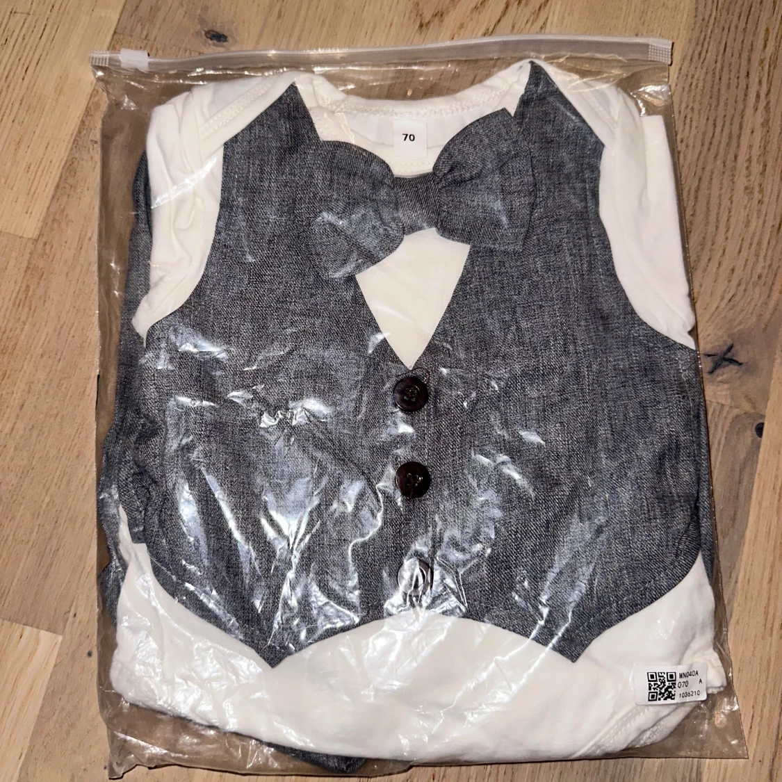 Grå kostymset med fluga, stl 70 - 1