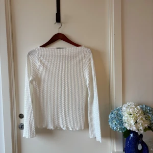 Vit långärmad topp från 157 - Cary strukturerad topp - Vit långärmad topp från 157 med vågigt strukturerat mönster i tyget. Modellen har en rak passform och rundad halsringning. Materialet känns mjukt och stretchigt, perfekt för lager-på-lager eller som den är. Enkel men ändå unik med sin textur.                                                             Endast testad, aldrig använd 