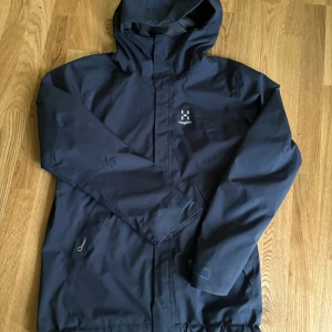 Haglöfs jacka - Snygg haglöfsjacka i fint skick förutom att ena fickan är trasig (se sista bild) perfekta vindjackan🤍