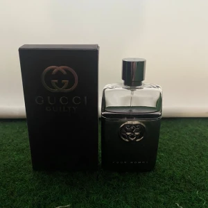 Gucci Guilty Pour Homme EdT 50ml - Gucci Guilty Pour Homme Eau de Toilette,  . En ikonisk herrdoft i snygg flaska, perfekt för dig som vill sticka ut med stil. Passar dig som gillar exklusiva märken och vill ha något extra i din samling. 50 ml från början men runt 30 ml kvar😊