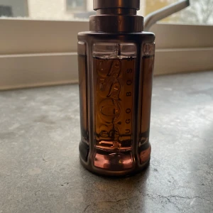 Hugo Boss The Scent parfym - Stilren parfym från Hugo Boss med modern design. Perfekt för dig som vill sticka ut och ge ett självsäkert intryck. Flaskans eleganta look gör den till ett snyggt tillskott i badrumshyllan.