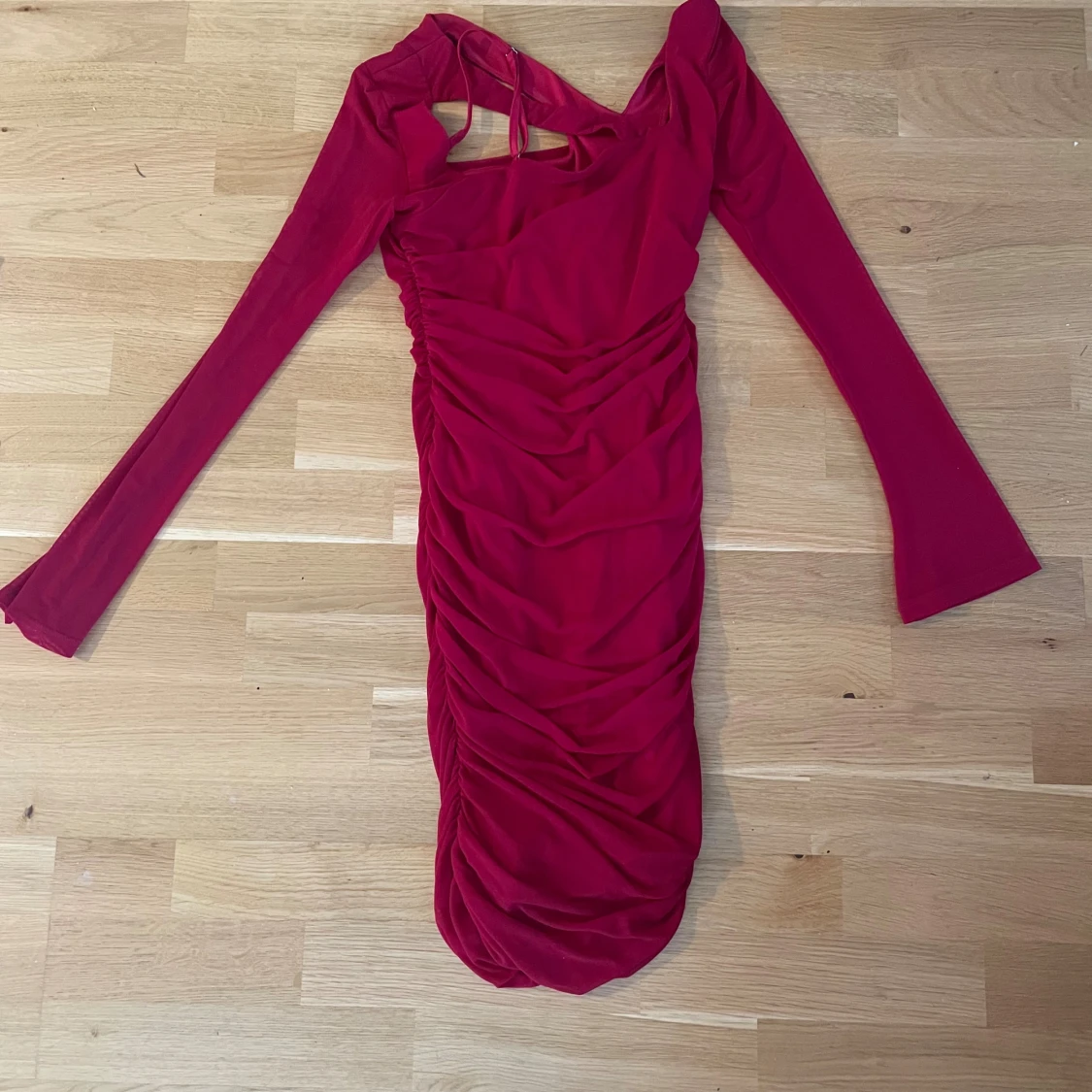 Röd asymmetrisk kortklänning