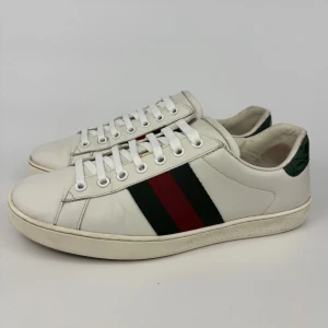 Gucci ”Ace” - 🌟Strlk: UK 7 , EU 41 , ( passar 41-42,5 ) - Skick: 7,5/10 (dustbag ingår)  - Perfekt till vardagen men även festligare tillfällen! - Priset är diskuterbart! - Kontakta oss vid minsta fundering! - Nypris: 6999:-, vårt pris: 2099:- 🌟