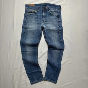 Dondup Emil - Ljusblå jeans från Dondup med schysst tvätt och slitning.                                                               Modell: Emil.                                                                      Storlek: 32.                                                                           Skick: 9/10.                                                                         Tveka inte att höra av dig vid minsta fundering!