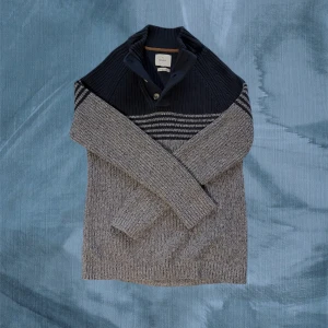 Stickad tröja från White Stuff - Asfet stickad tröja som påminner om en cardigan. 100% bomull vilket gör den extremt varm och tjock. Som ny med inga tecken på användning. Tvättad o redo för frakt 🚚. Galet bra vinter plagg. Nypris på dessa går runt 700-900 kr (60-80£). Skriv vid funderingar!