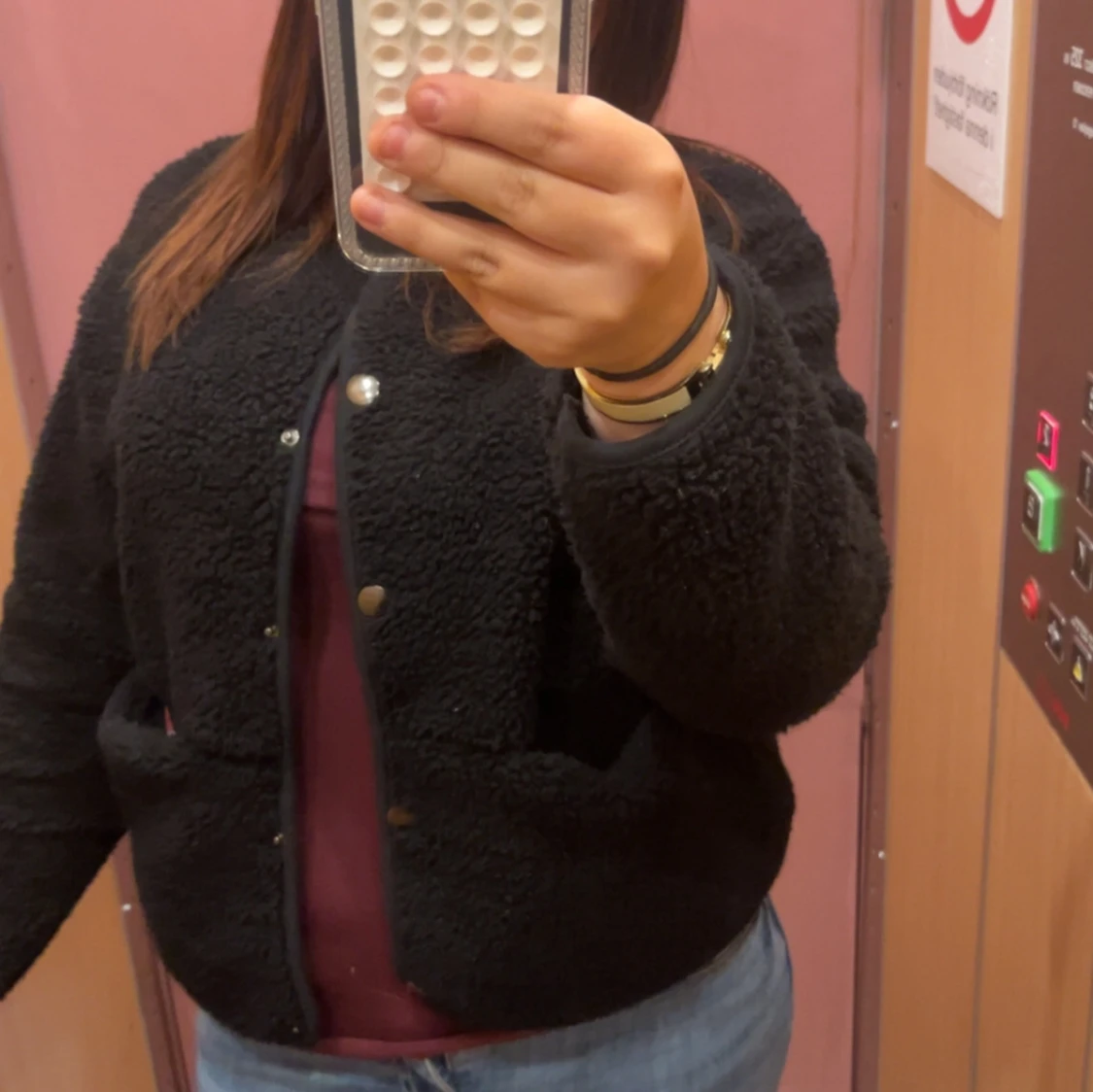 Svart teddyjacka med knappar