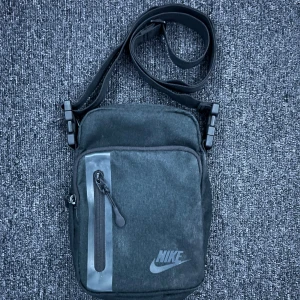 Nike Axelväska - Plagg:Nike Axelväska Storlek:OneSize Passar Alla Kan Justeras Nypris:399 Mitt pris:199 Skick:9/10  Märke/Brand:Nike Färg:Svart Passform:Passar Alla Övrigt: Man Kan Spänna In Och Ut Banden  Fraktar Inom 24 h📦 Skriv Vid Minsta Lilla Intresse😃 