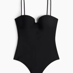 H&M body - Säljer min helt nya body från H&M, prislapp kvar, endast testad. Väldigt eftertraktad därav priset