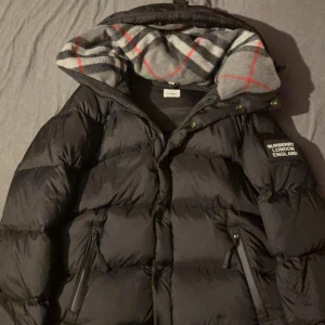  Burberry jacka - Säljer min jacka pga att den är alldeles för liten helt oanvänd och går även att ta bort ärmarna så det blir en väst. Storleken visar L men jag skulle säga att den är som SMALL/liten medium så om du har storlek L i dom flesta kläder är den här för liten