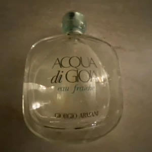 Acqua di Gioia Eau Fraîche - Fräsch och stilren parfym från Giorgio Armani. Perfekt för dig som vill ha en modern och lätt känsla. Volym: 100 ml.
